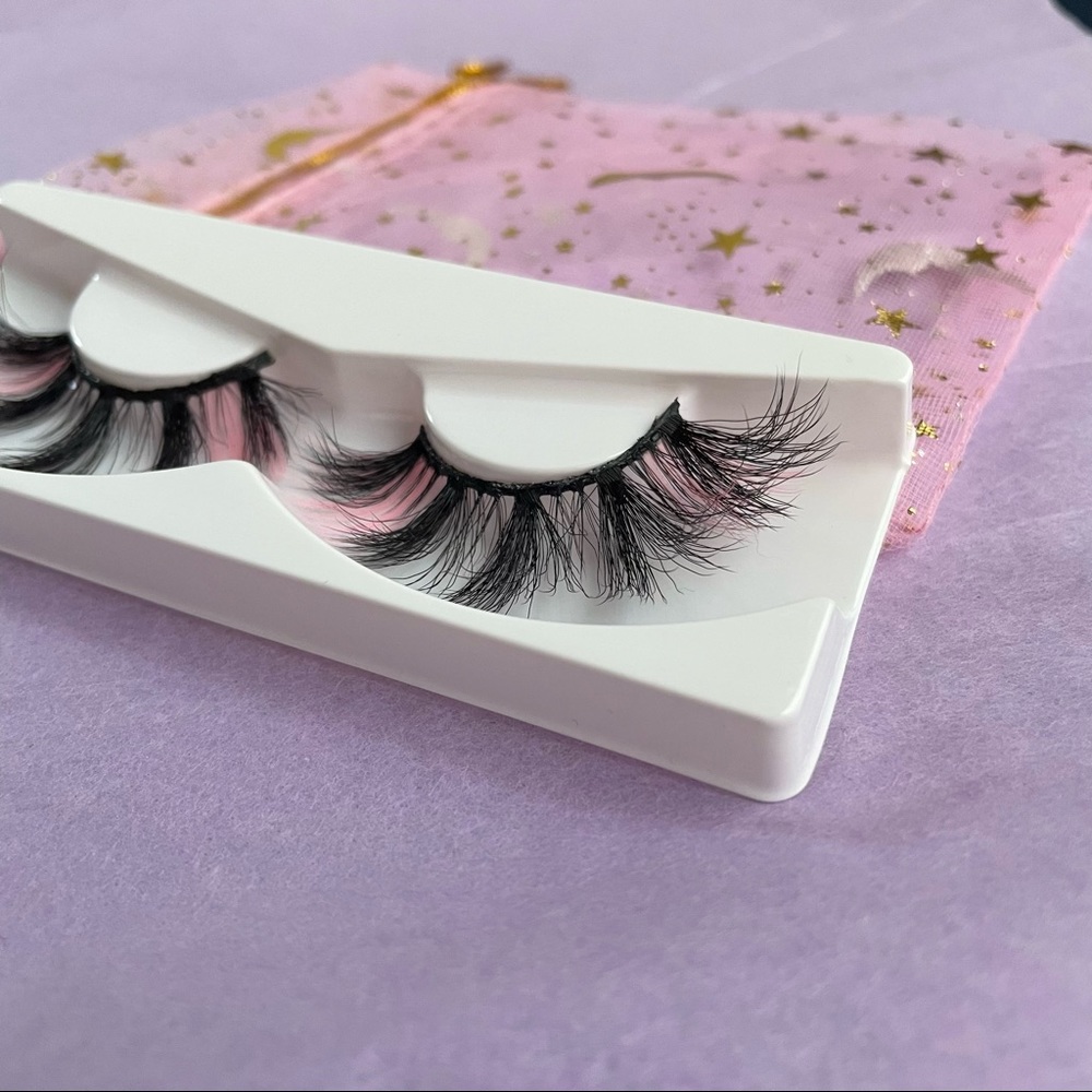 Pink highlight lashes - Picture 4 of 4